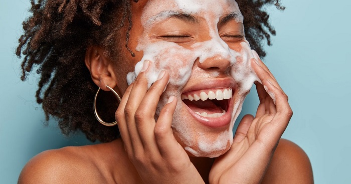 Detersione viso: un gesto semplice per una pelle sana