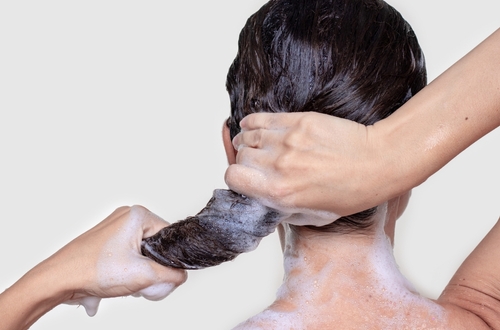 Shampoo e lozioni anticaduta: come scegliere il prodotto giusto