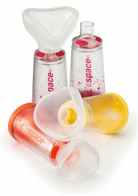 CAMERA DISTANZIATRICE PER EROGATORI SPRAY PREDOSATI L'ESPACE 220ML PER ADULTI SPAZIO MORTO 88ML CON MASCHERA VALVOLA INSPIRAZIONE 2 VALVOLE ESPIRAZIONE CODICE COLORE MAGENTA - farmaciabianca.it
